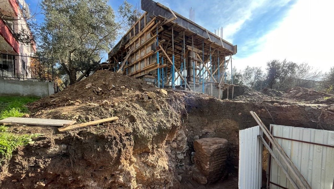 Erdek’te bir evin temel kazısında arkeolojik kalıntı çıktı